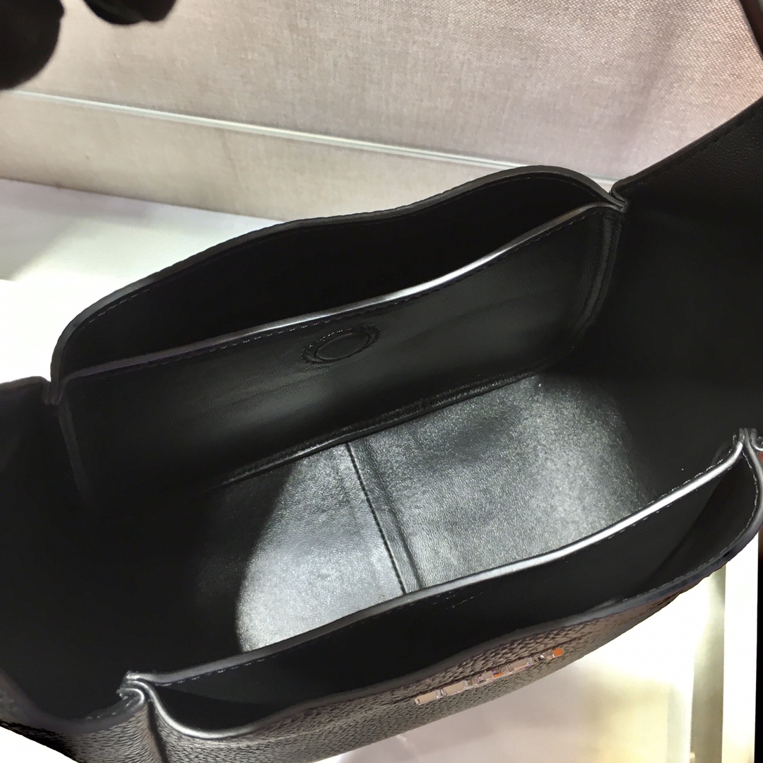Pra*a leather handbag