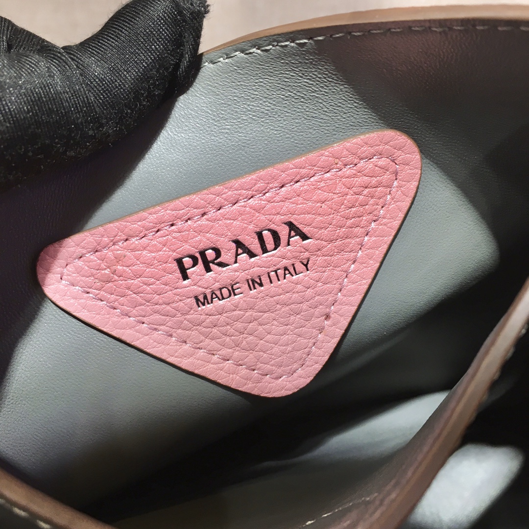 Pra*a leather handbag