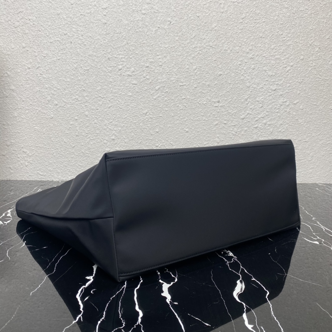 Pra*a re-nylon tote bag