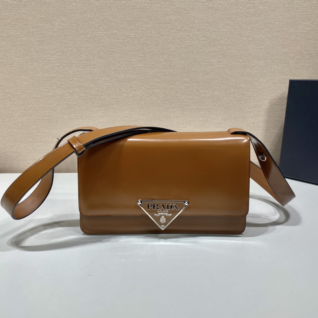 Pra*a emblème brushed-leather bag