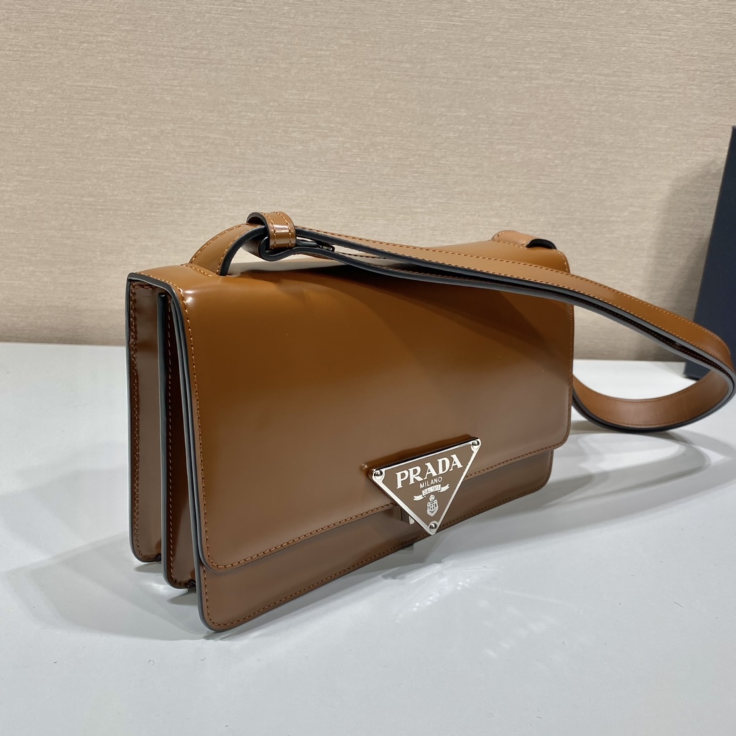 Pra*a emblème brushed-leather bag