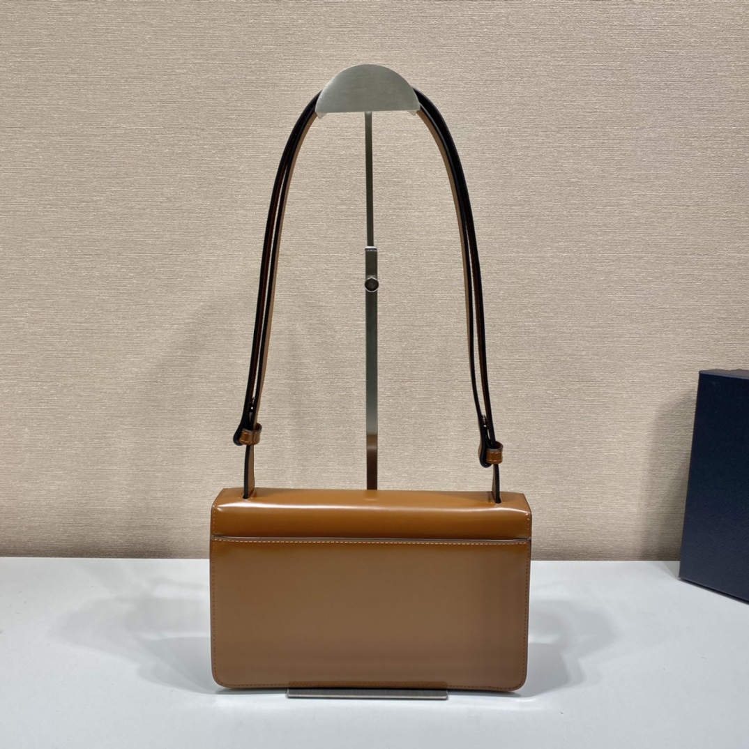 Pra*a emblème brushed-leather bag