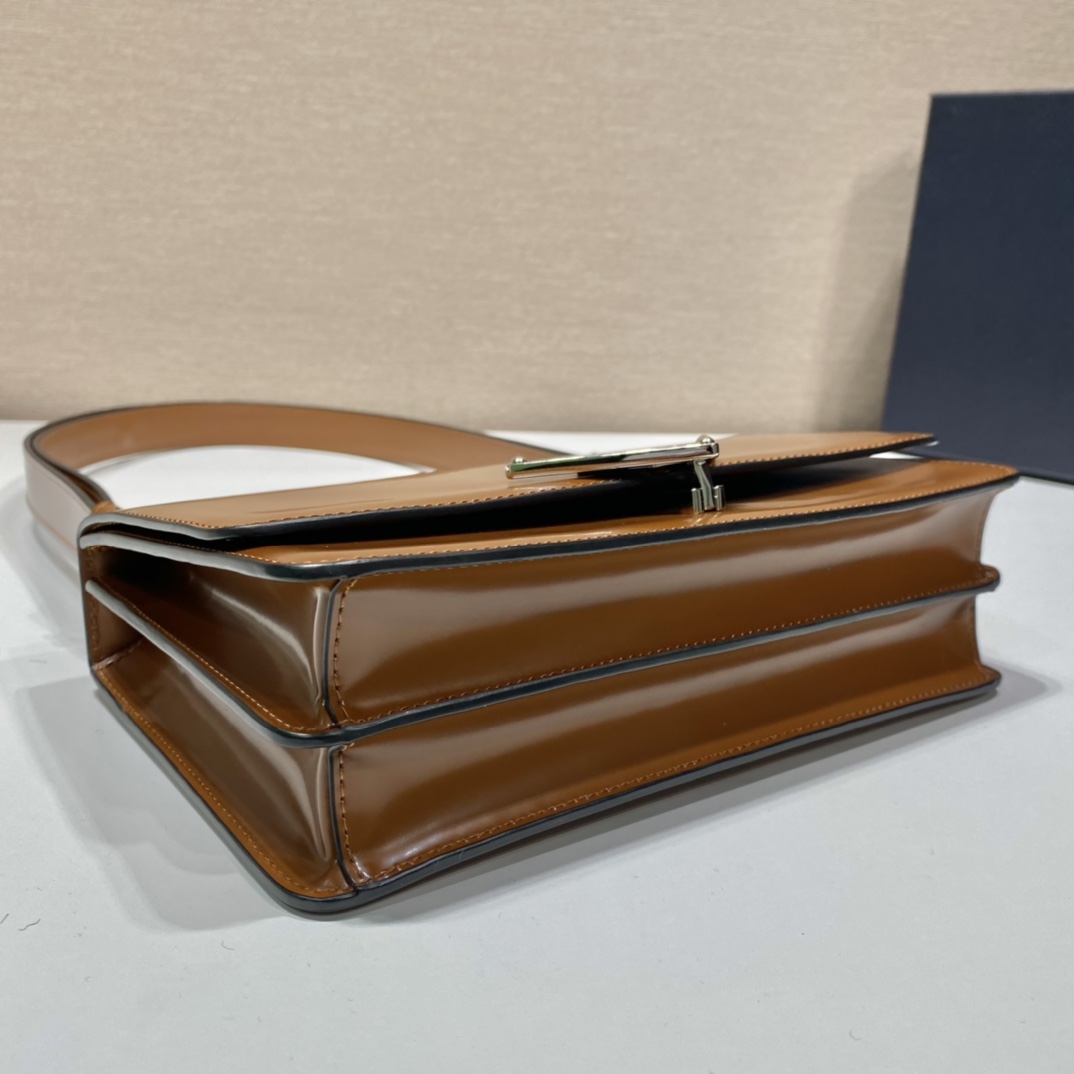 Pra*a emblème brushed-leather bag