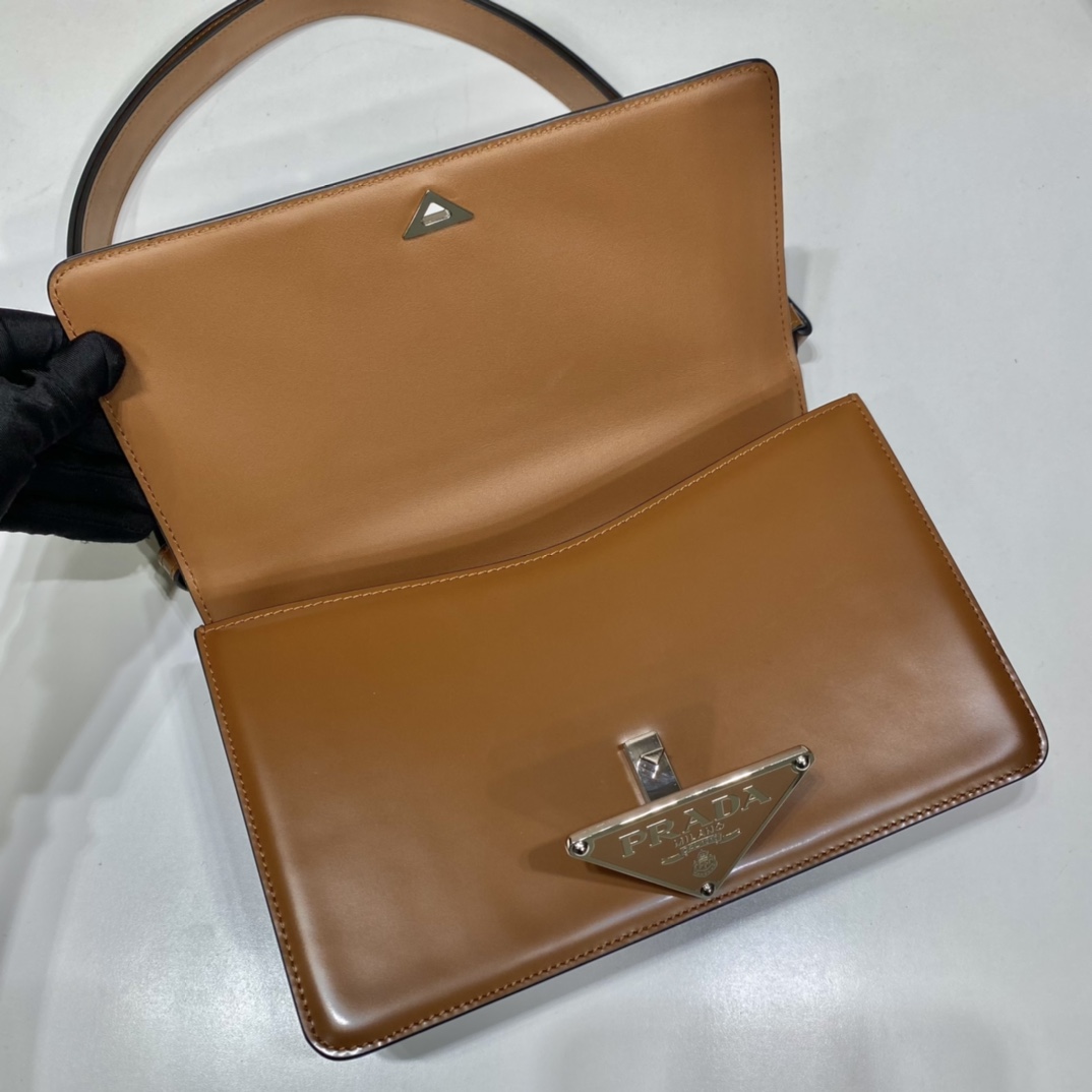 Pra*a emblème brushed-leather bag