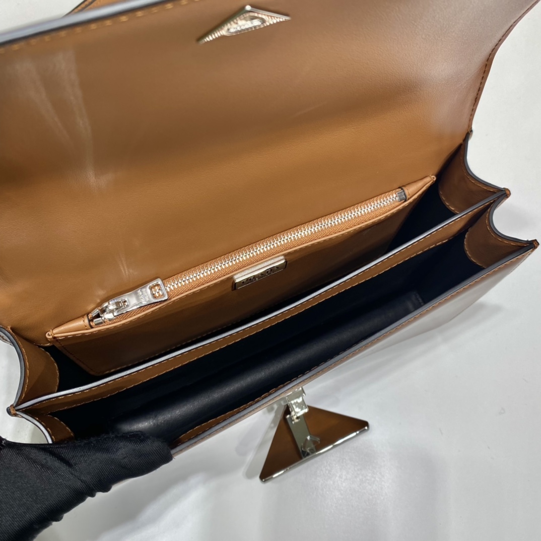 Pra*a emblème brushed-leather bag