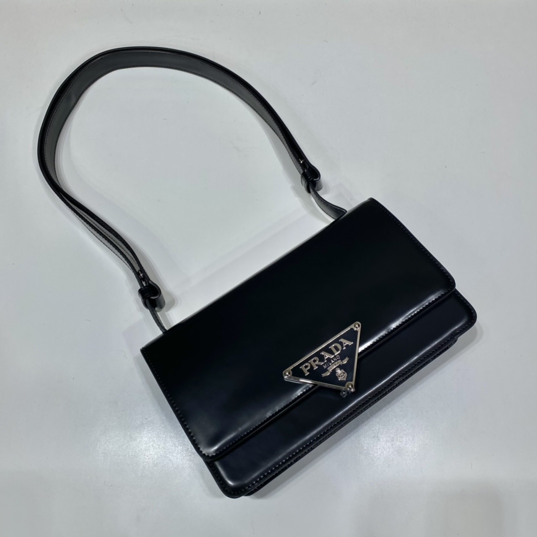 Pra*a emblème brushed-leather bag