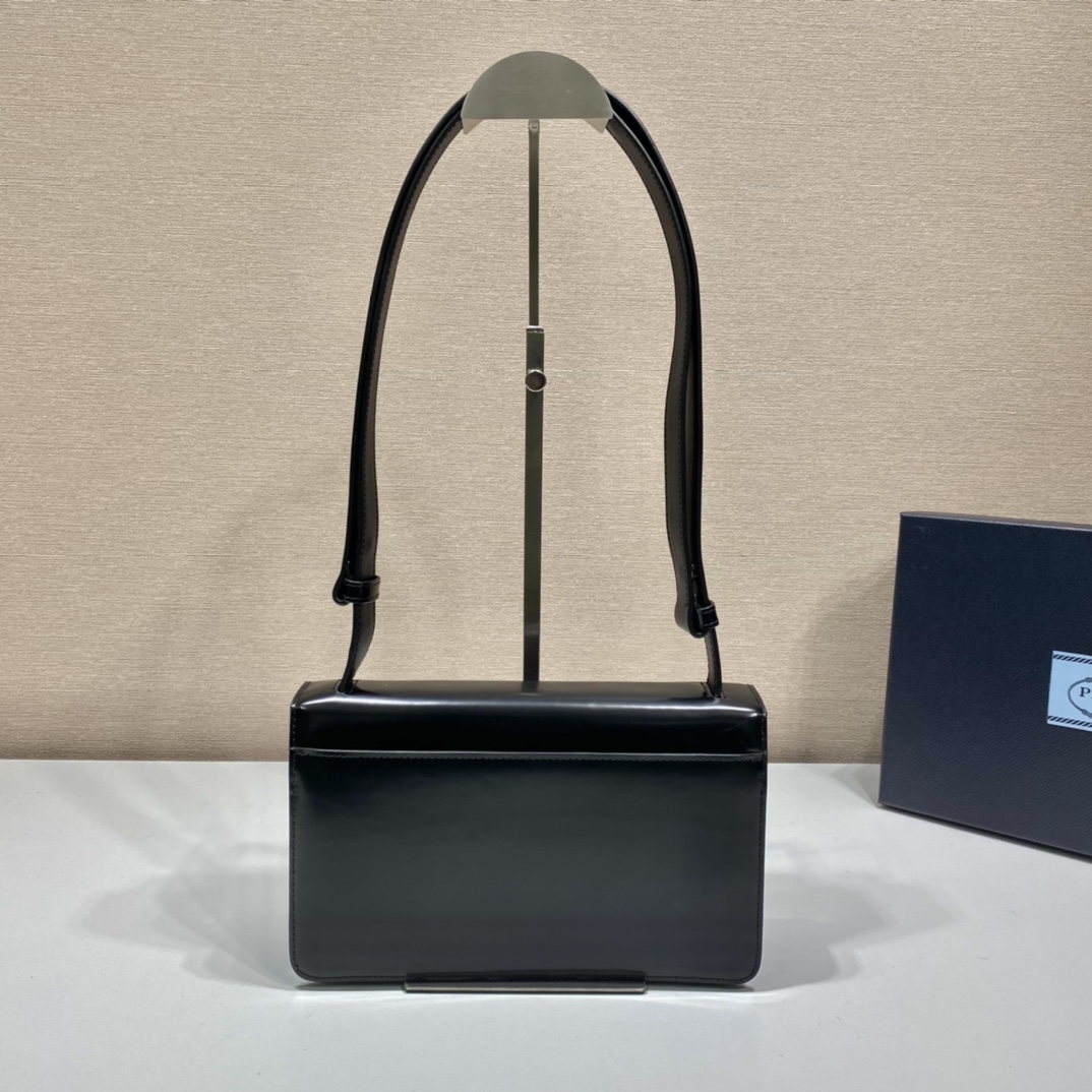 Pra*a emblème brushed-leather bag