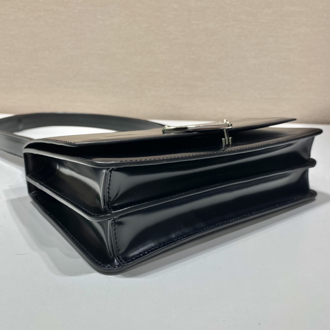 Pra*a emblème brushed-leather bag