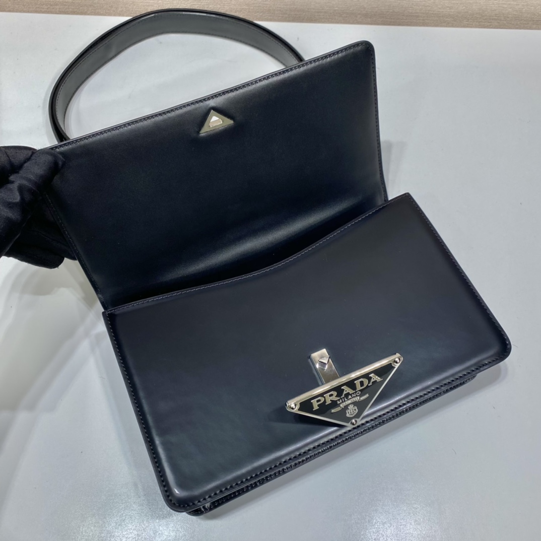 Pra*a emblème brushed-leather bag