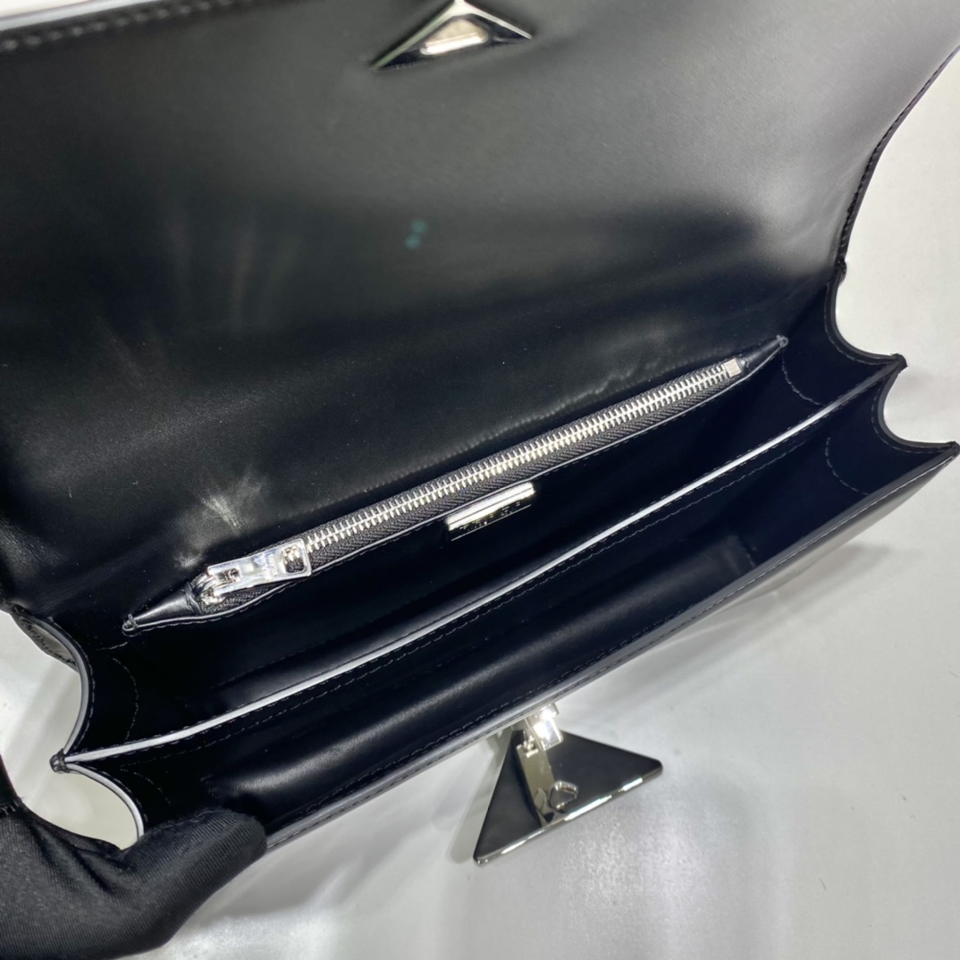 Pra*a emblème brushed-leather bag