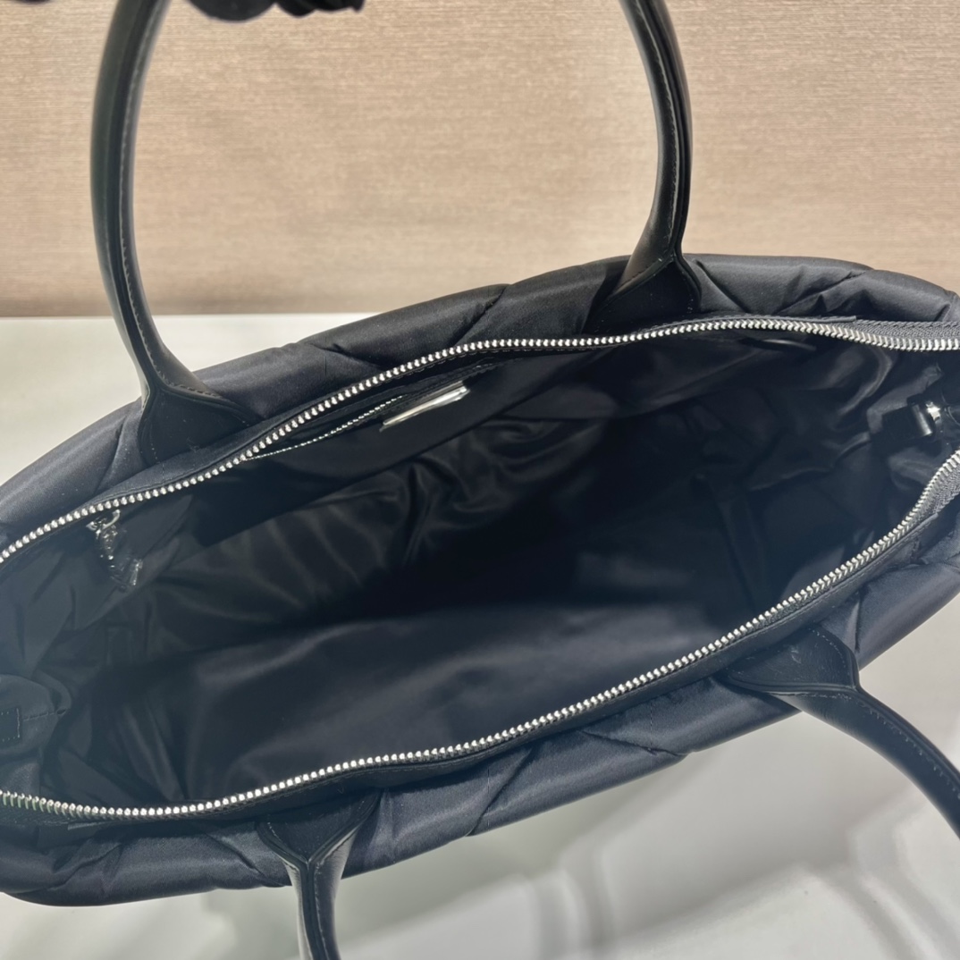 Pra*a  black re-nylon medium padded tote