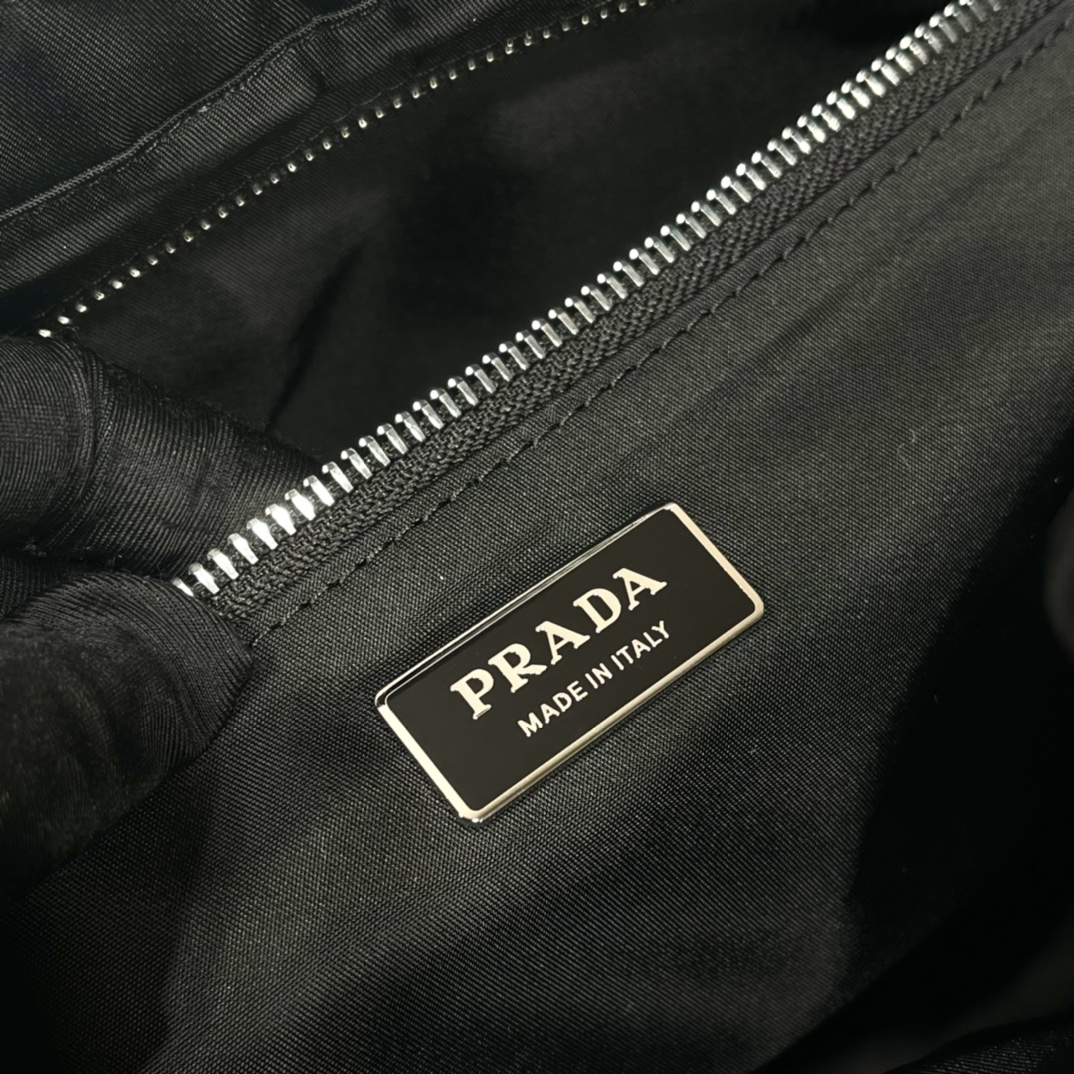Pra*a  black re-nylon medium padded tote