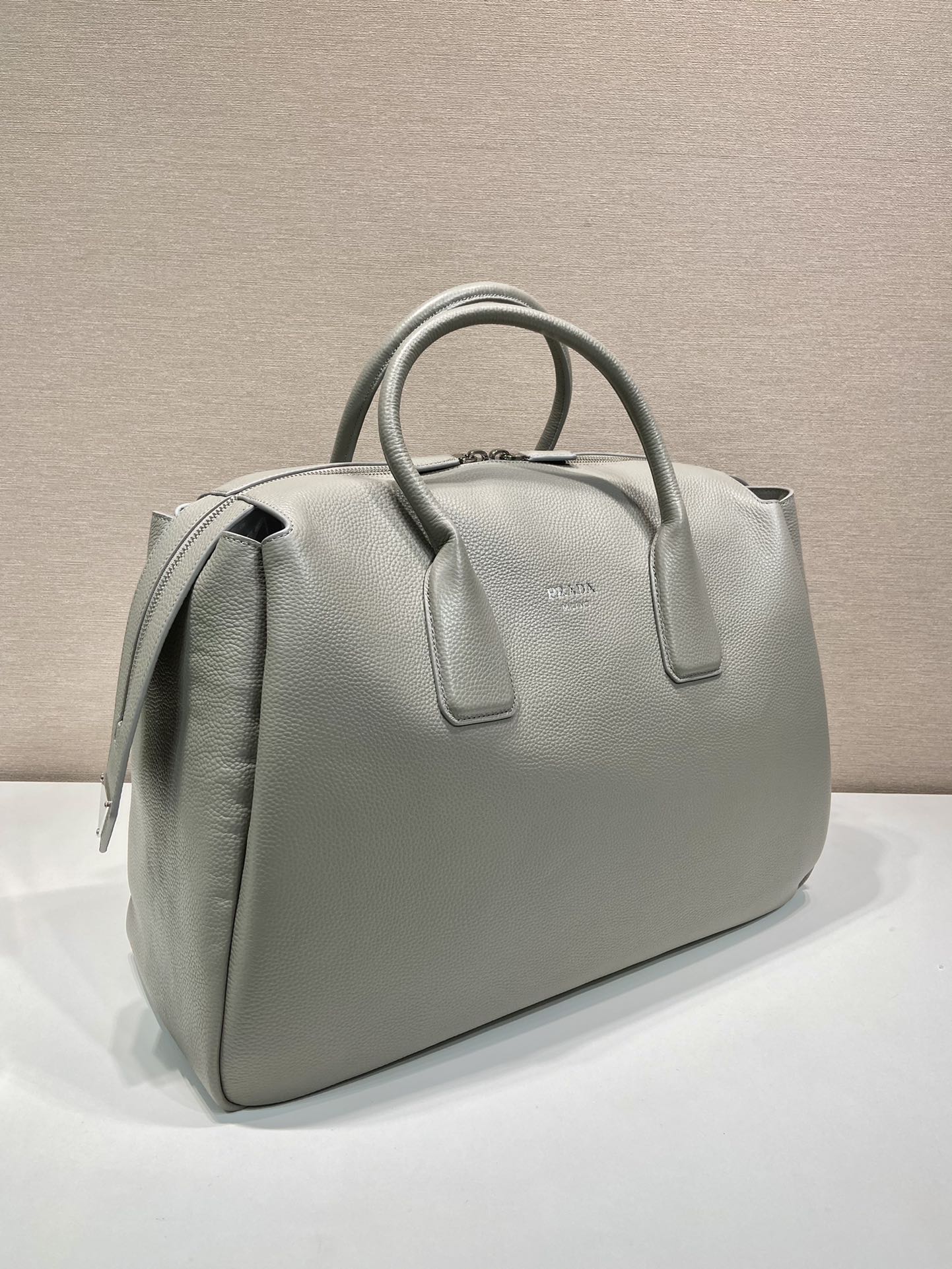 Pra*a leather travel bag