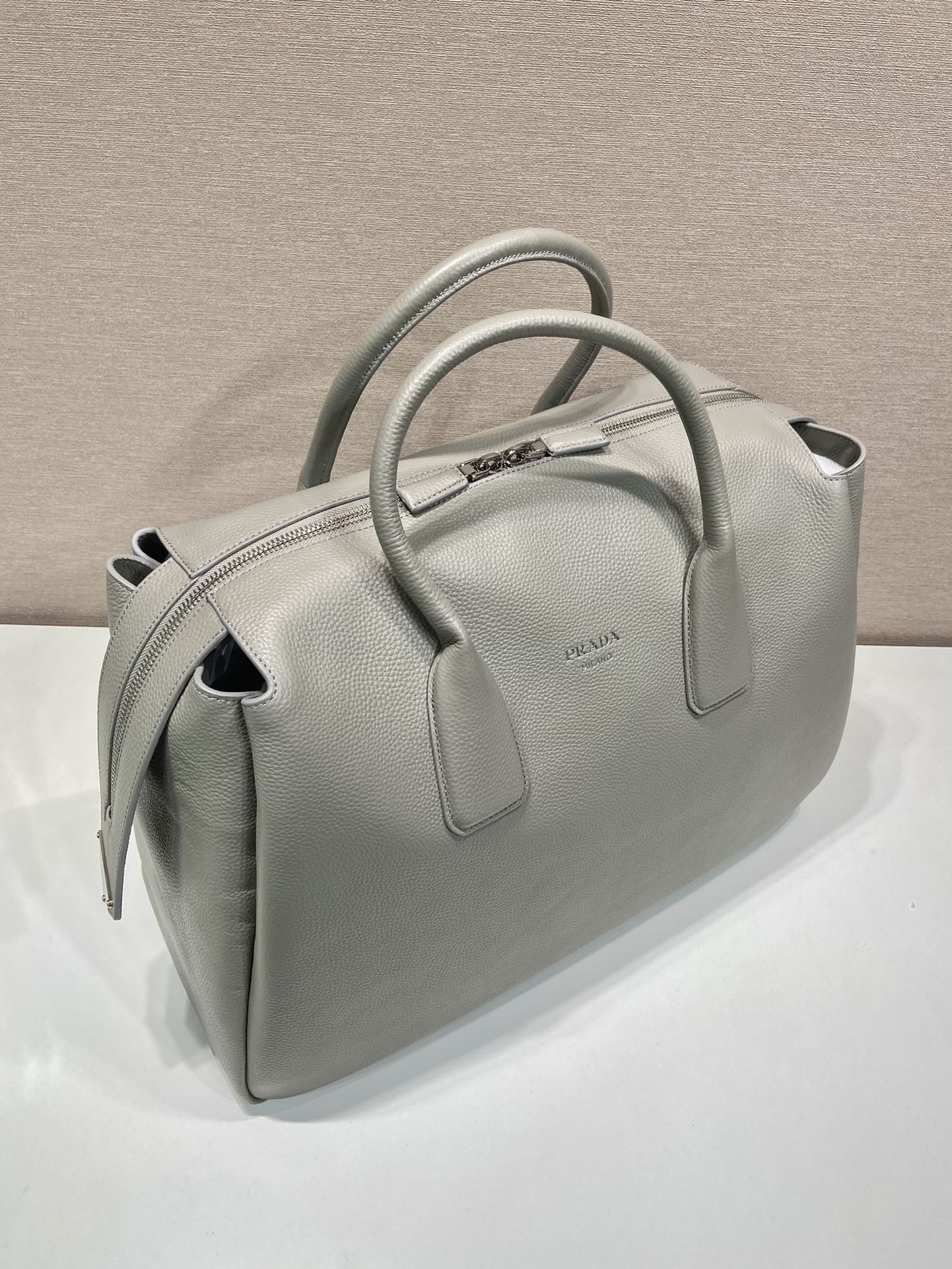 Pra*a leather travel bag