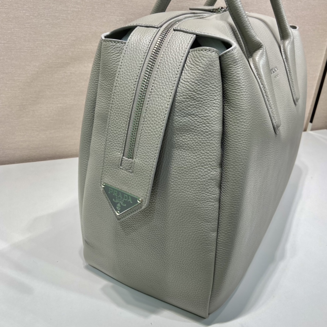 Pra*a leather travel bag
