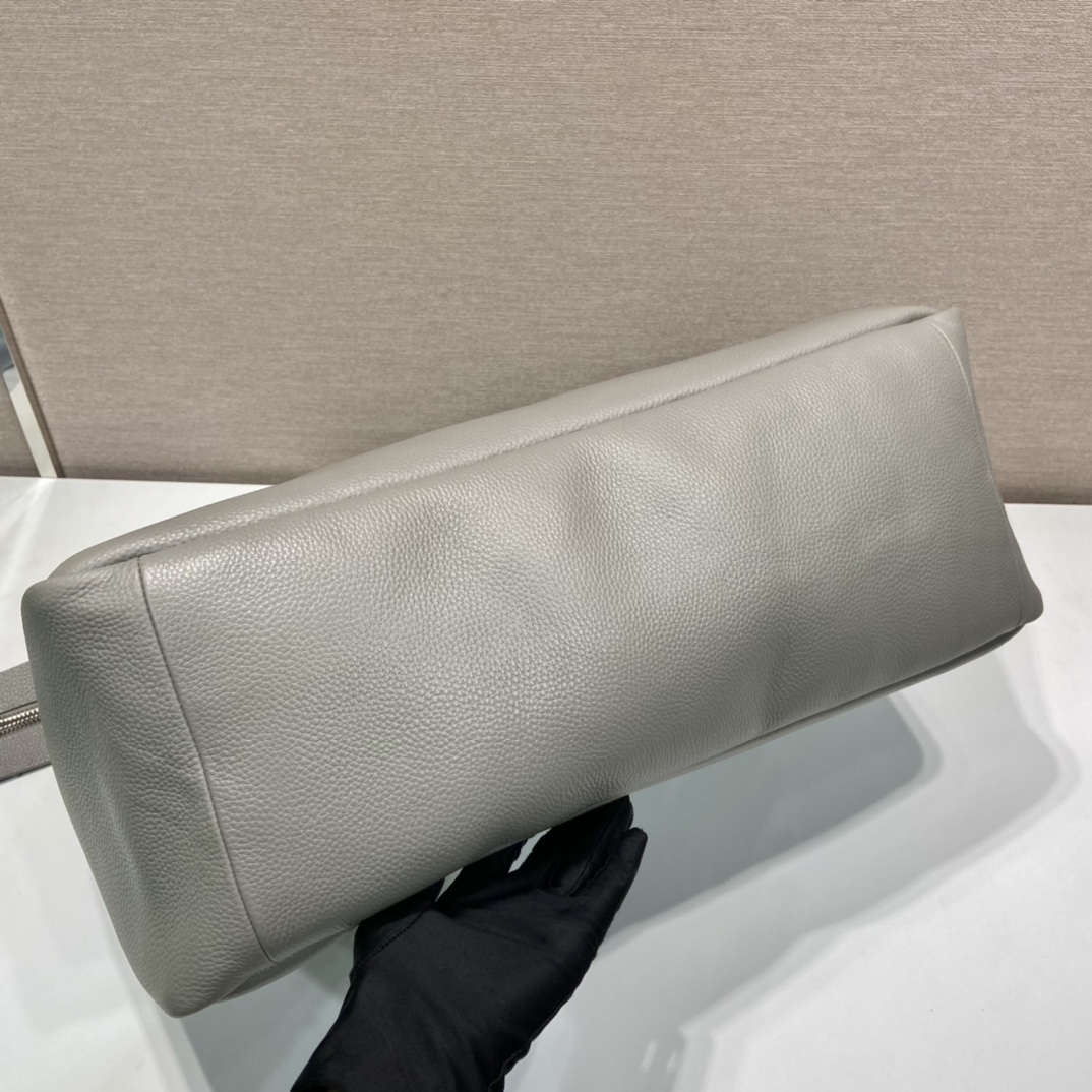 Pra*a leather travel bag