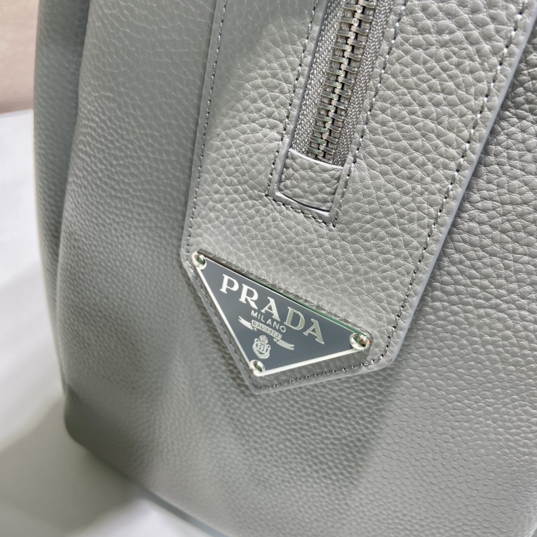 Pra*a leather travel bag