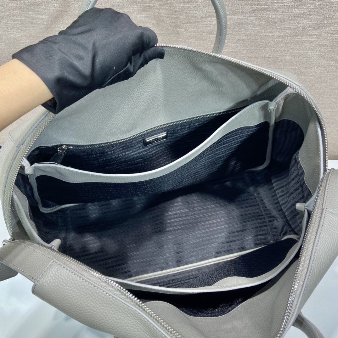 Pra*a leather travel bag