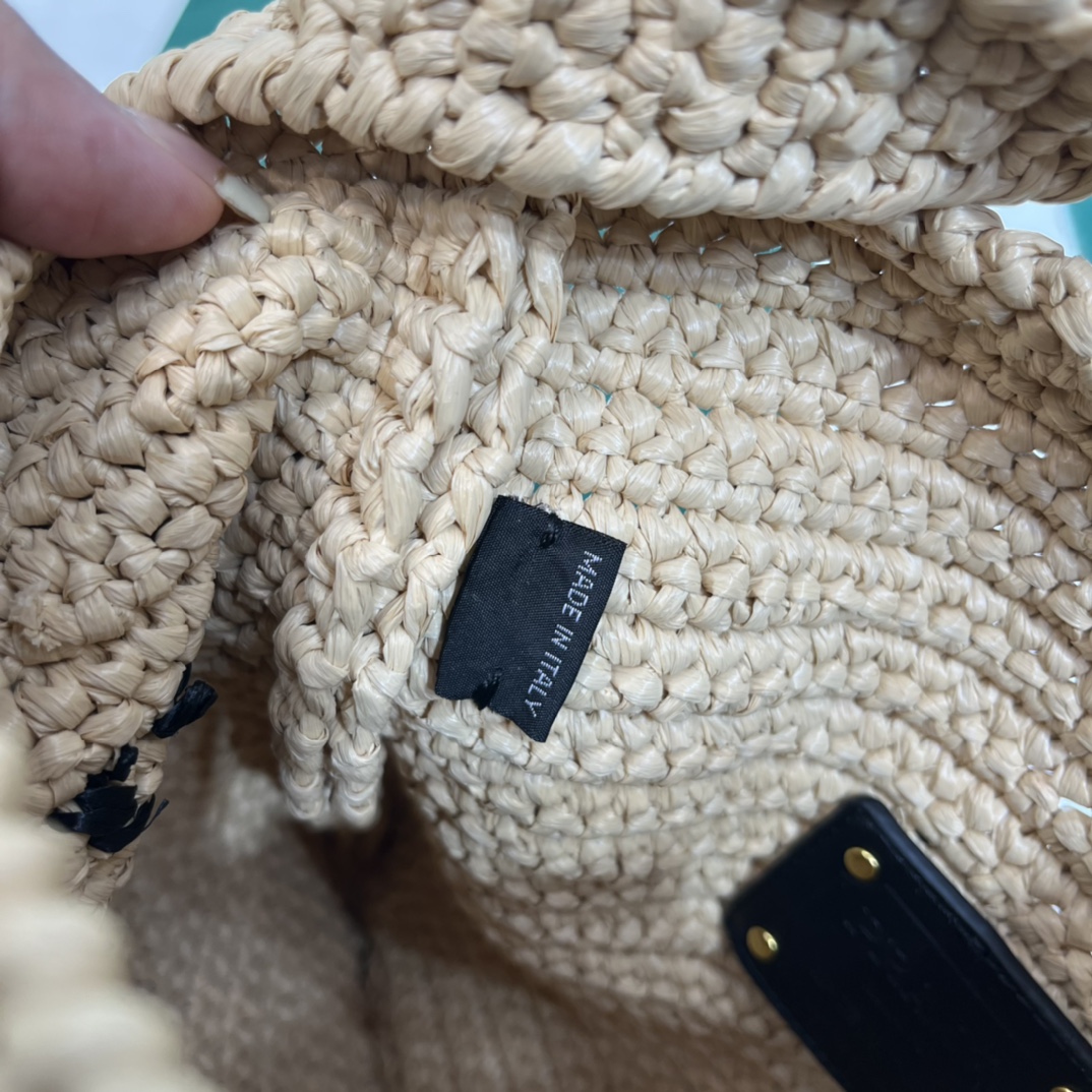 Pra*a crochet bag