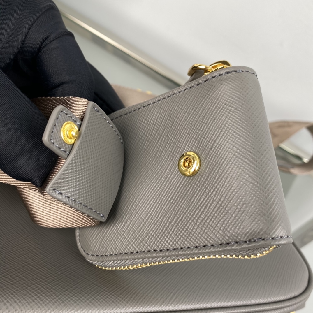 Pra*a re-edition 2005 saffiano leather bag