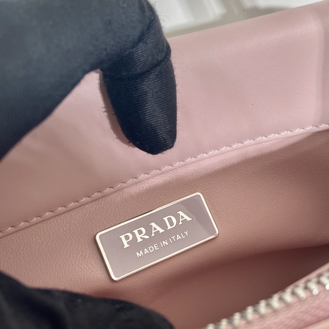 Pra*a leather mini-bag