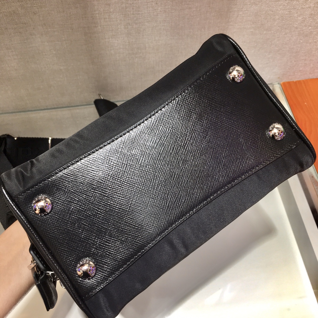 Pra*a boston bag