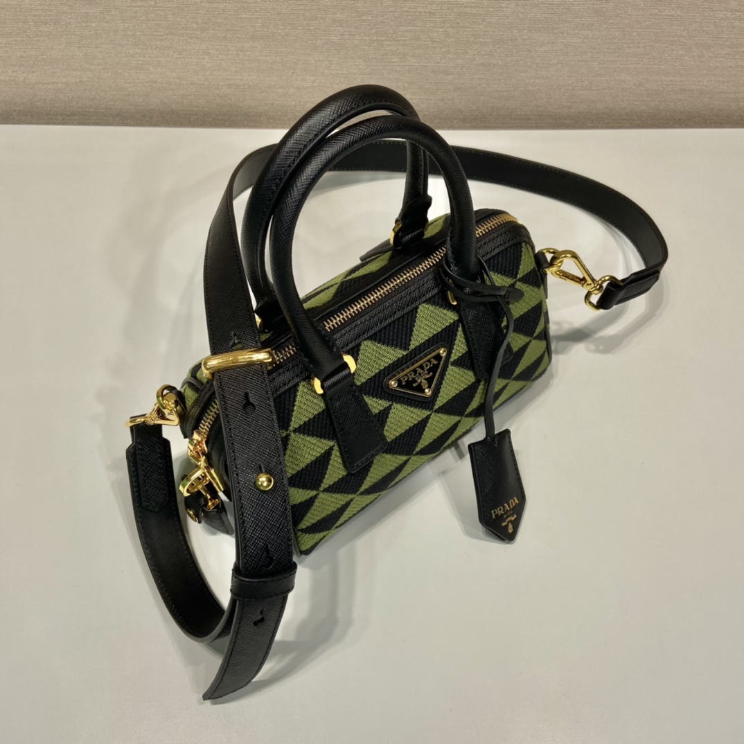 Pra*a boston bag