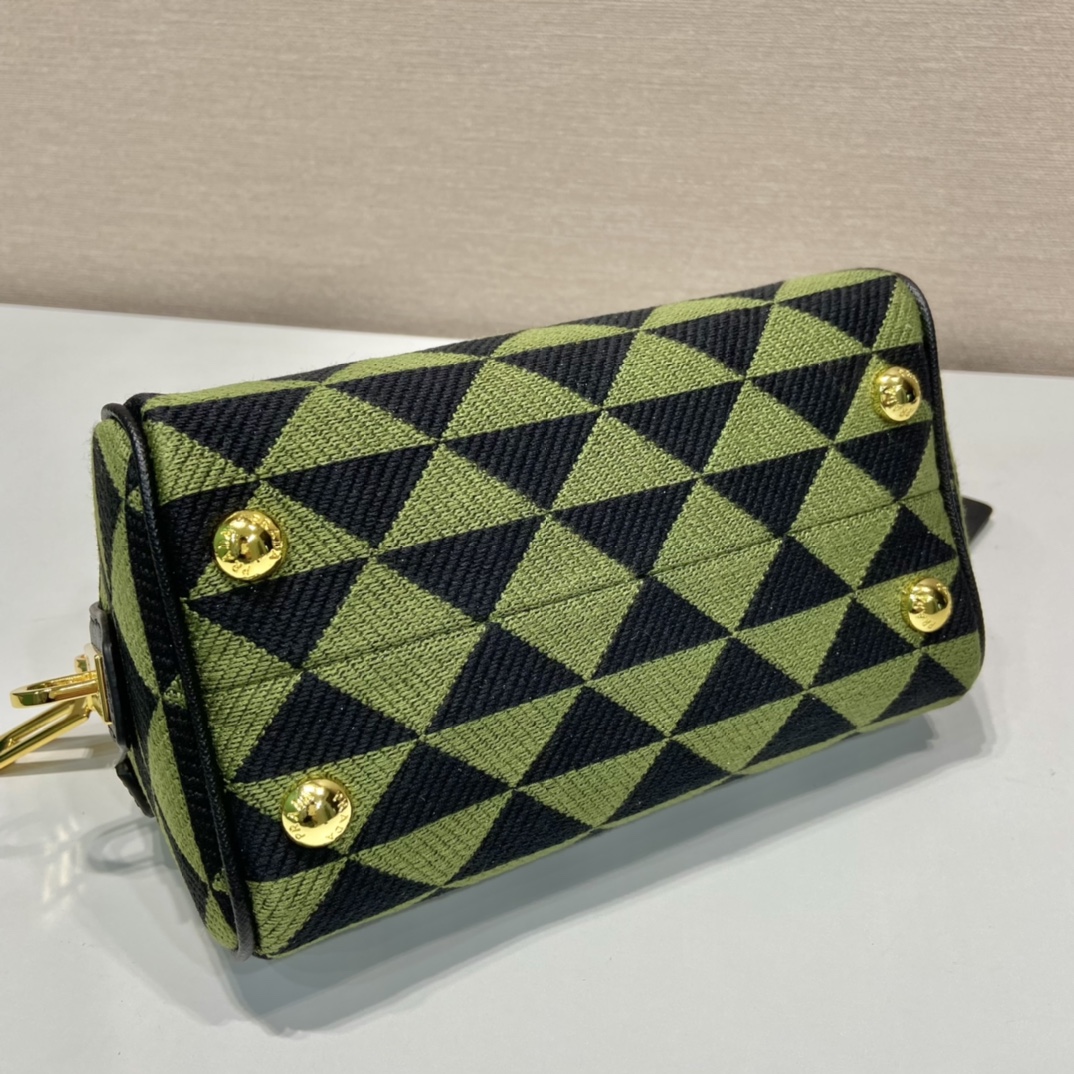 Pra*a boston bag