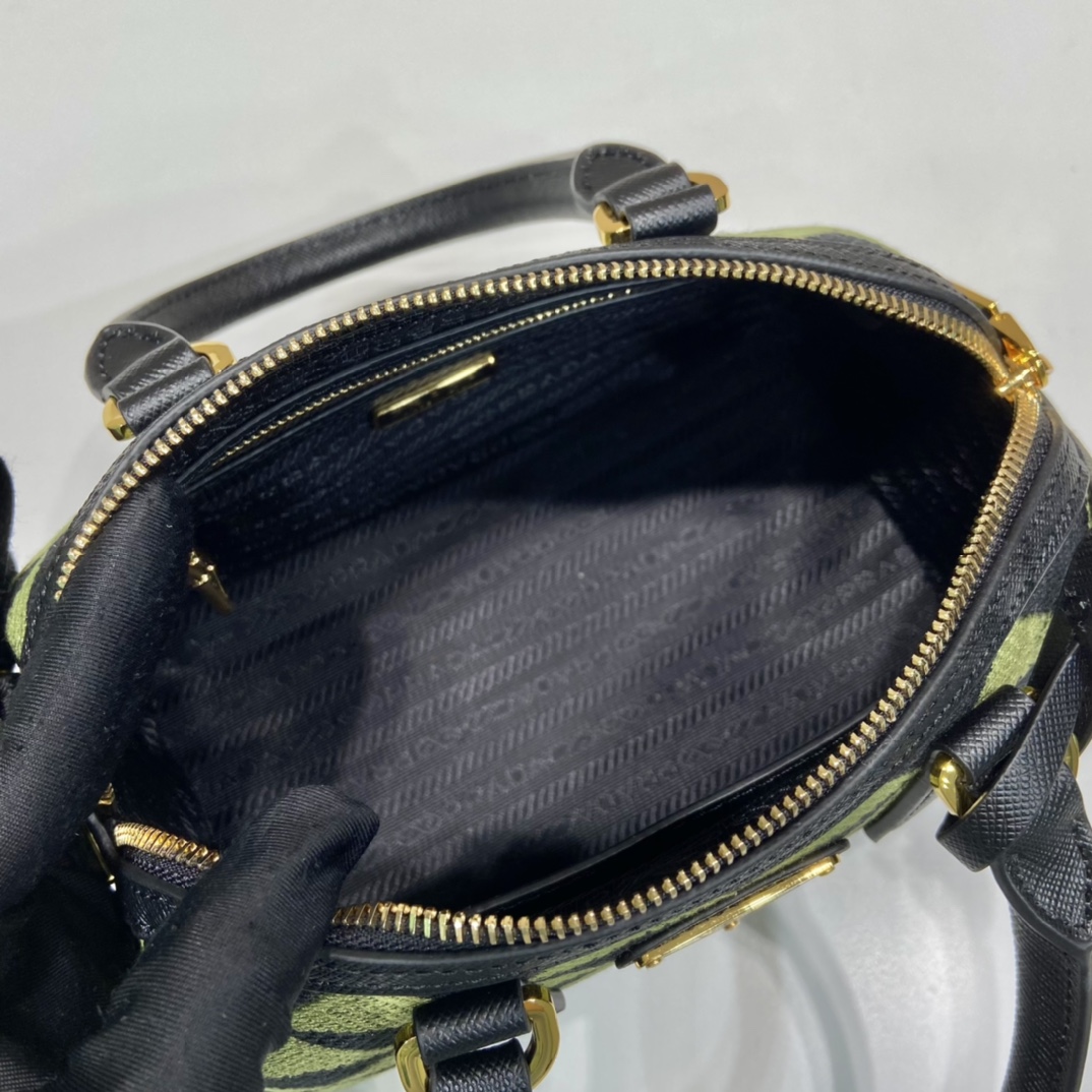 Pra*a boston bag