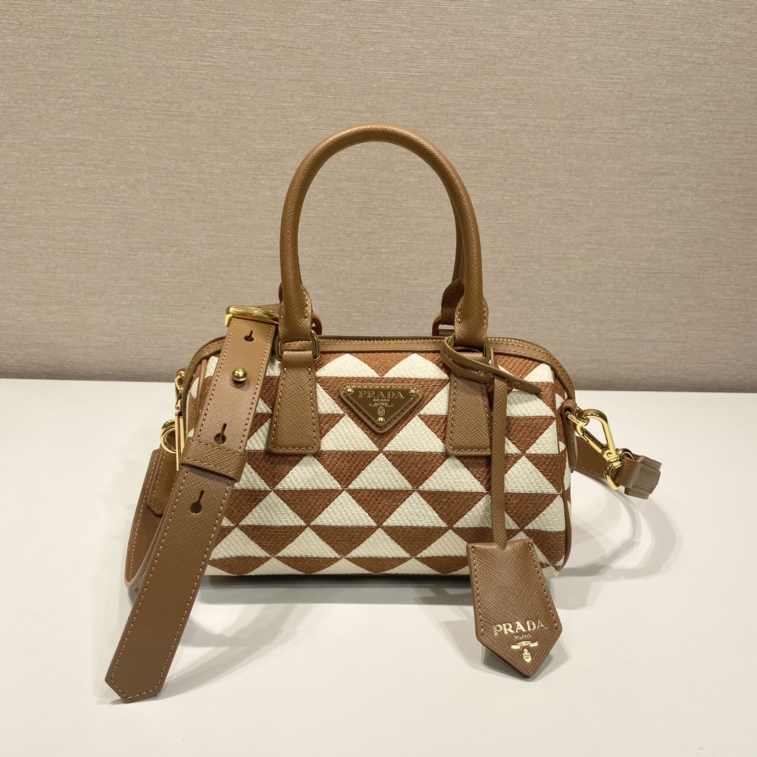 Pra*a boston bag