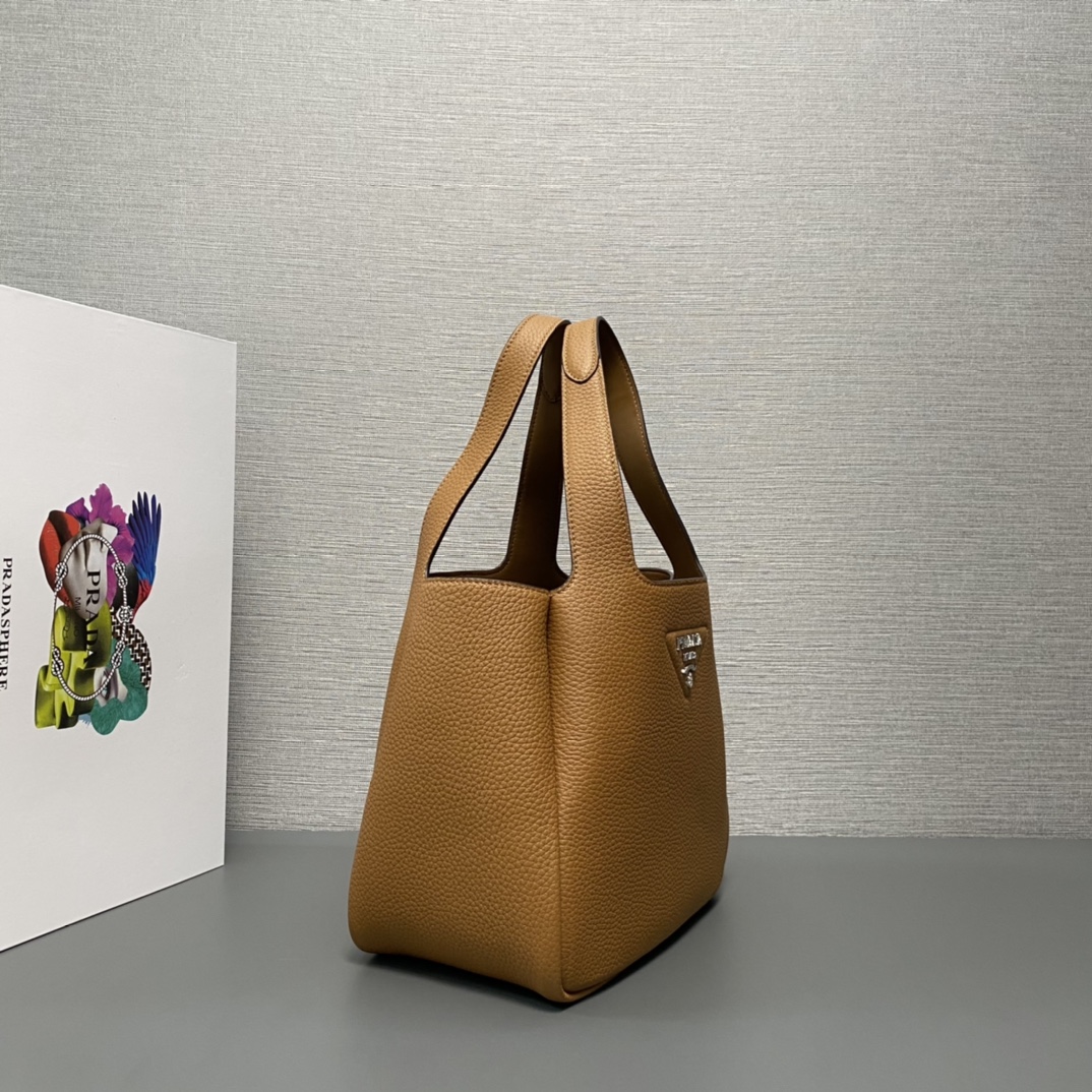 Pra*a medium leather tote