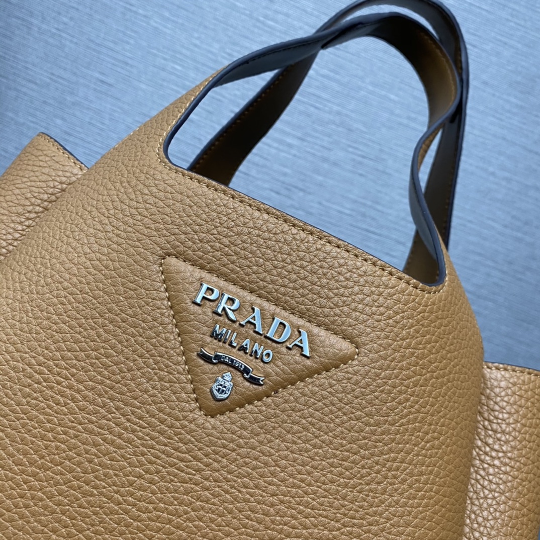Pra*a medium leather tote