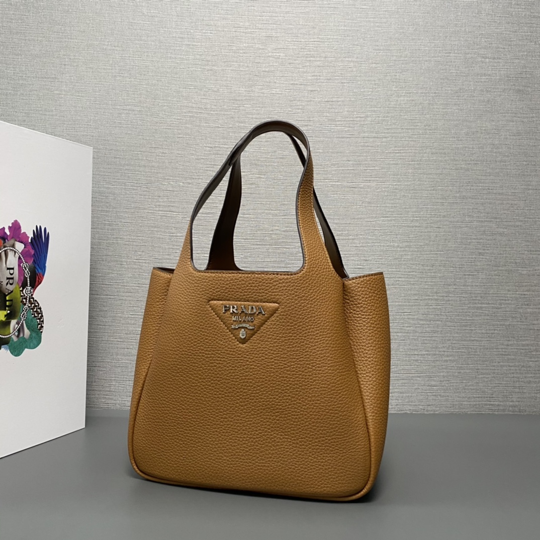 Pra*a medium leather tote
