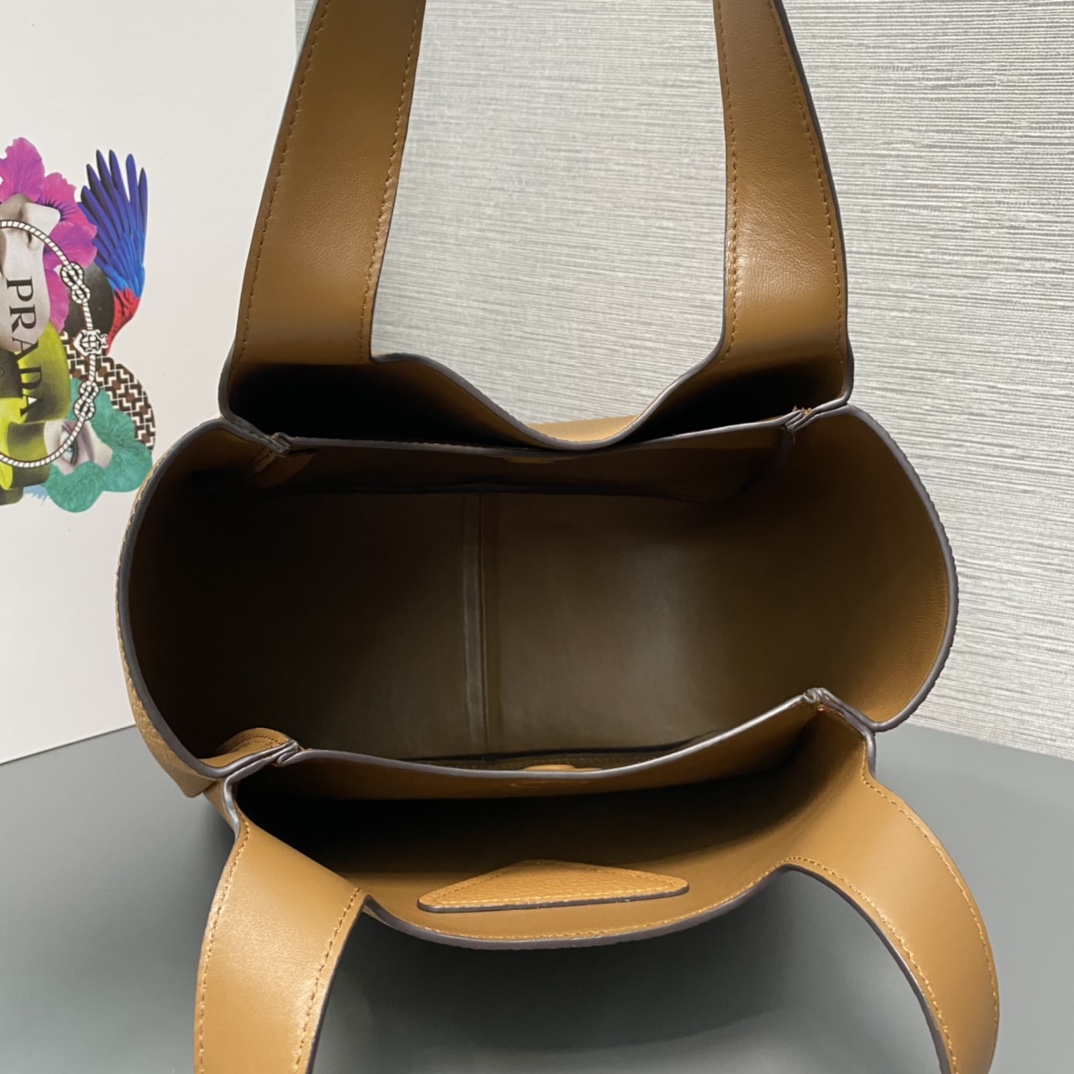 Pra*a medium leather tote