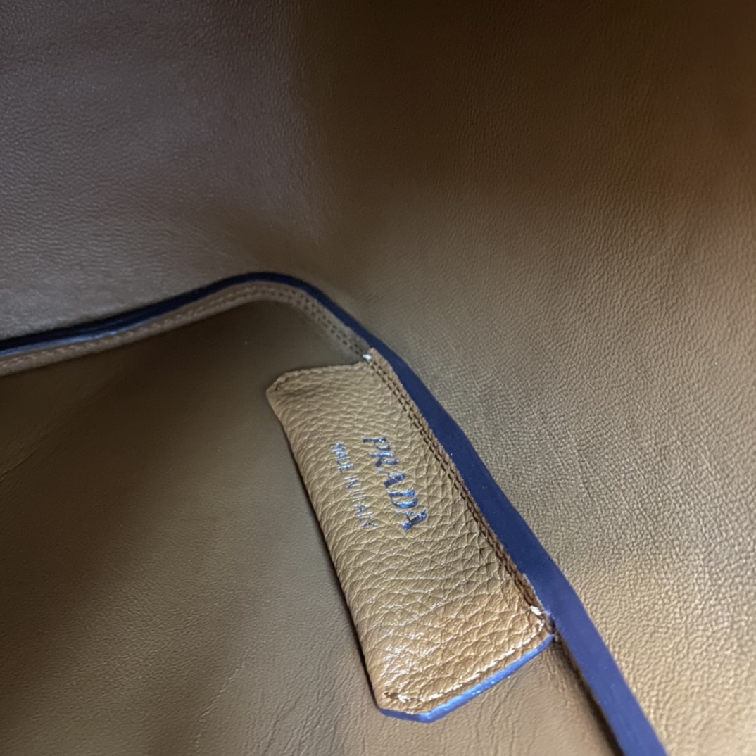 Pra*a medium leather tote