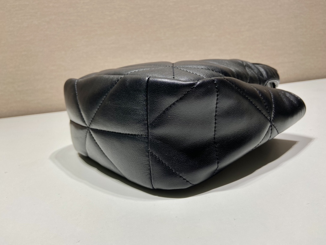 Pra*a small nappa-leather tote bag with topstitching