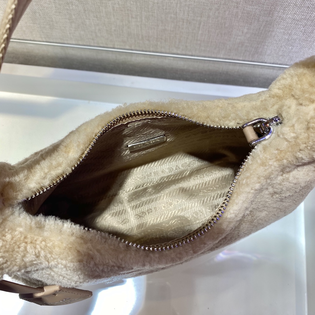 Pra*a hobo bag