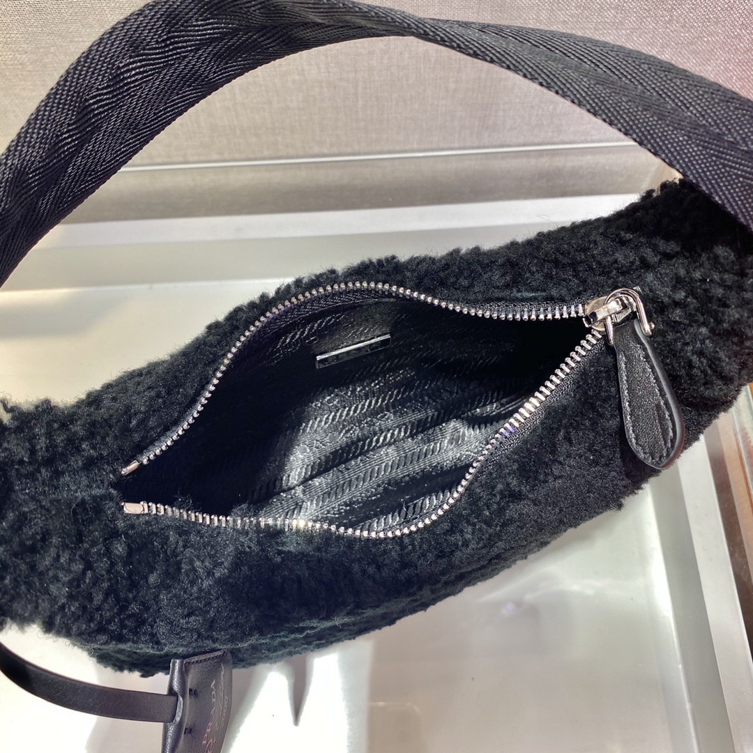 Pra*a hobo bag
