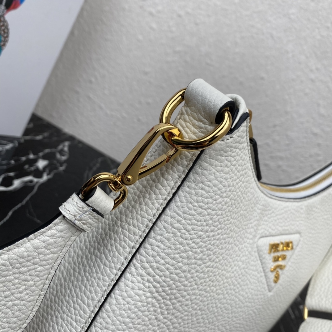 Pra*a leather bag