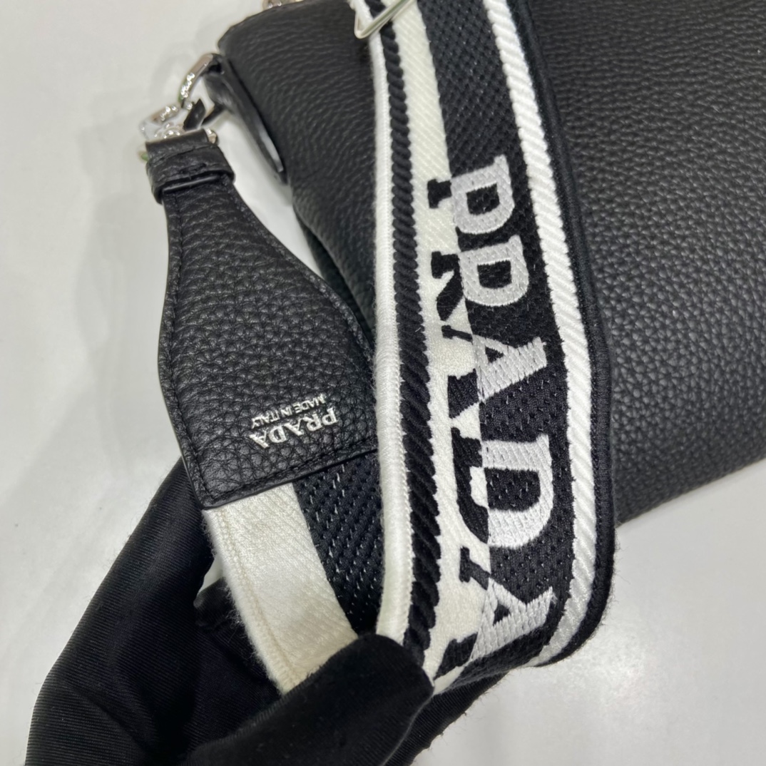 Pra*a leather shoulder bag