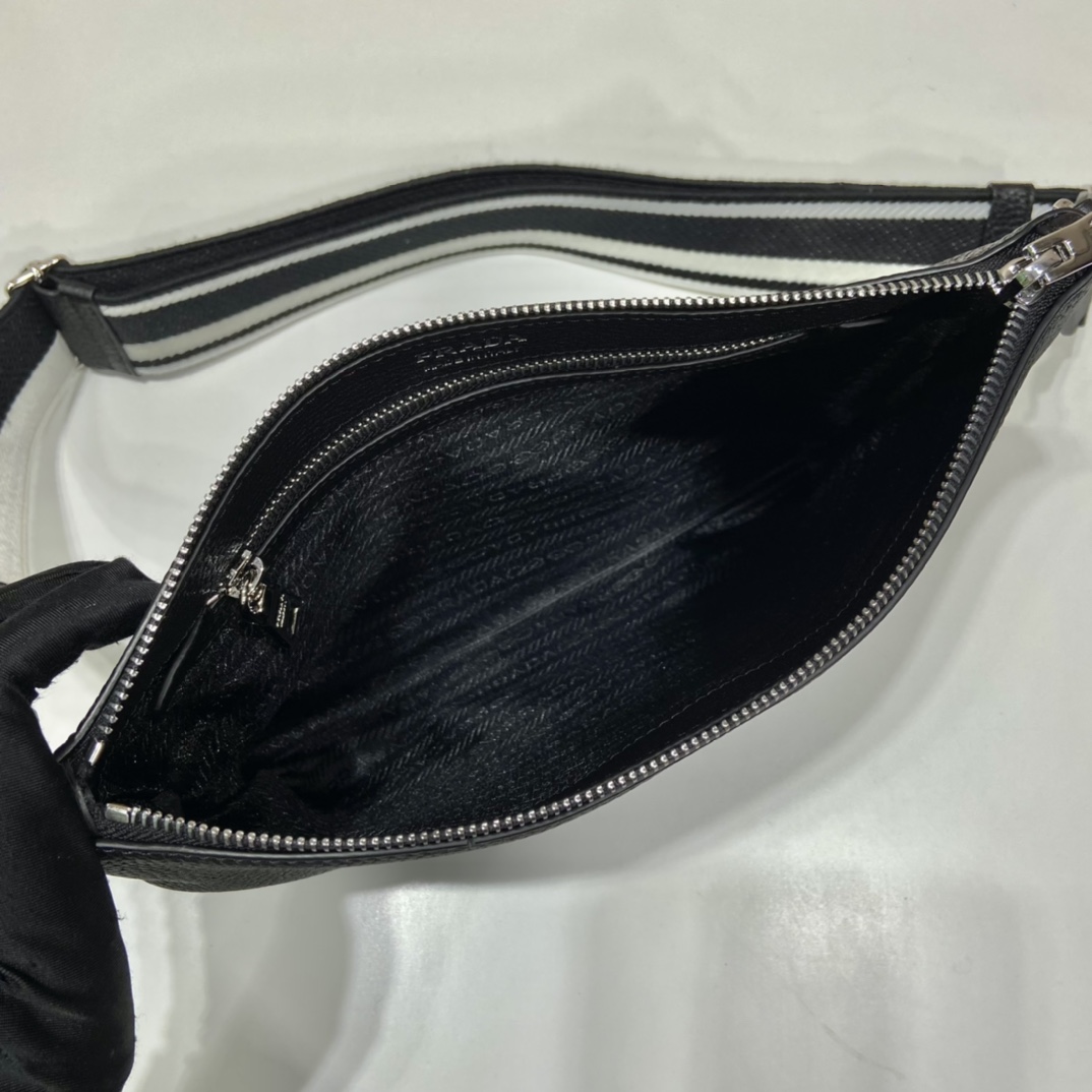 Pra*a leather shoulder bag