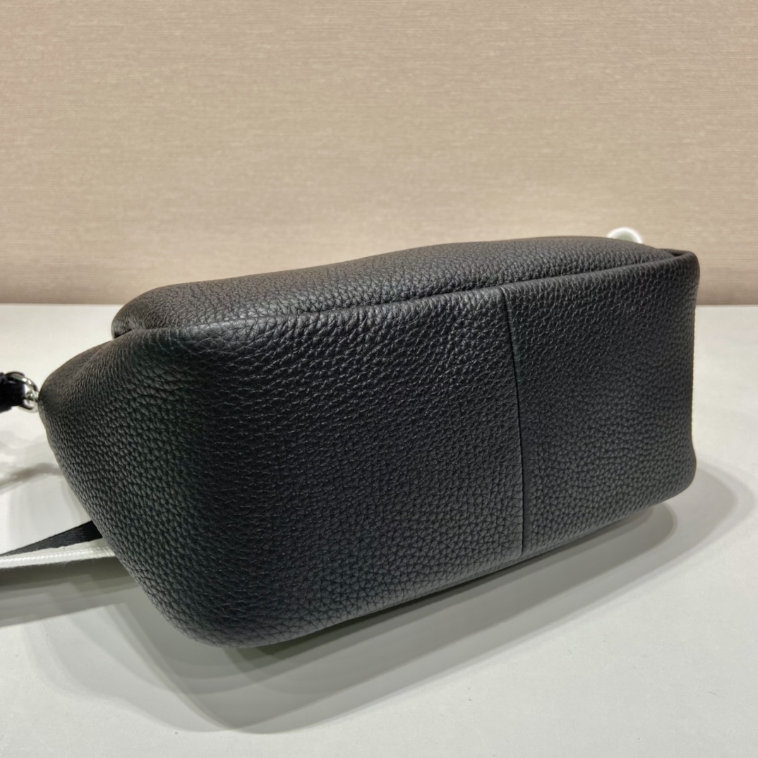 Pra*a small leather handbag