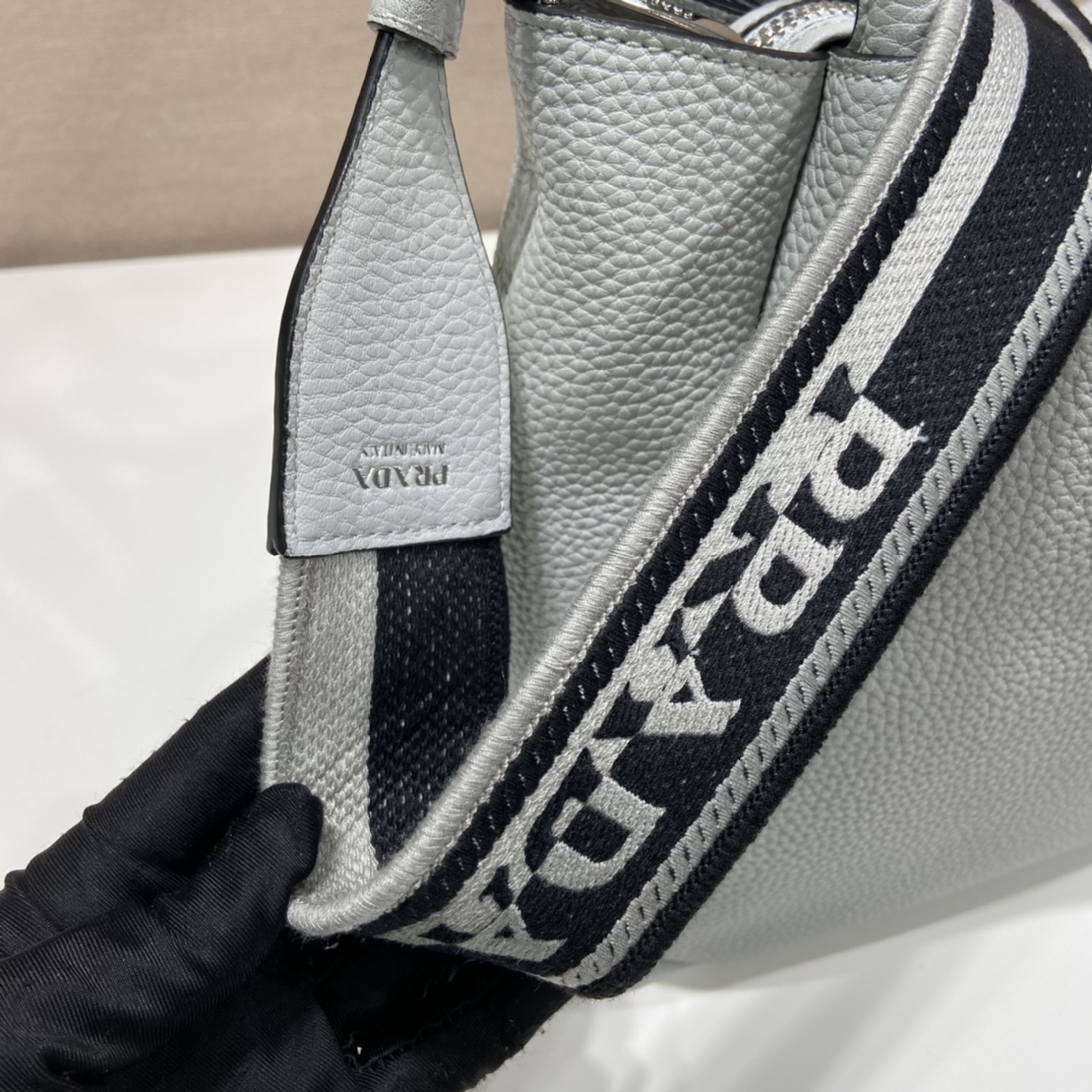 Pra*a large leather handbag