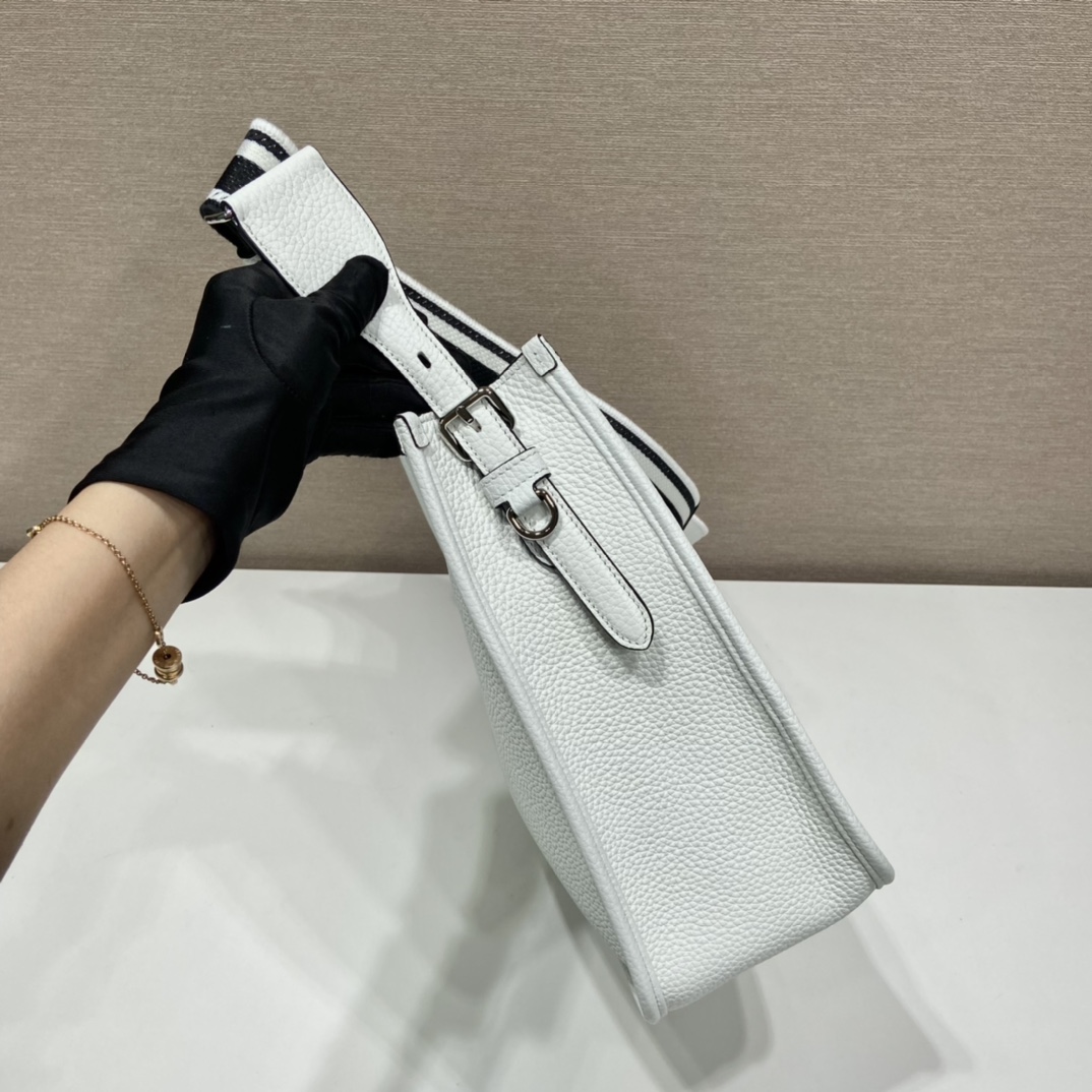 Pra*a leather hobo bag