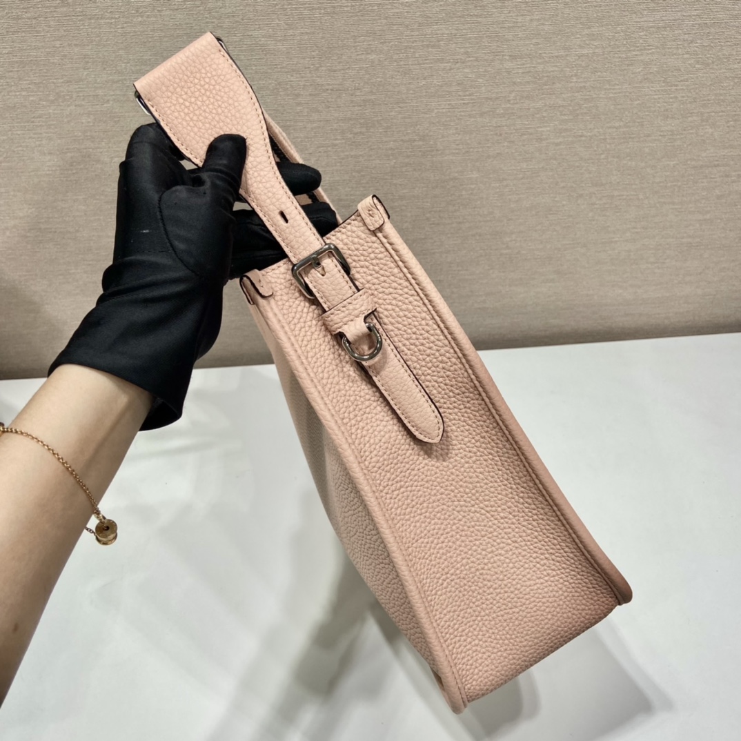 Pra*a leather hobo bag