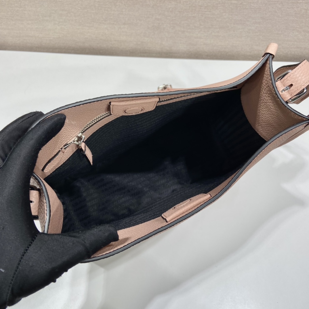 Pra*a leather hobo bag