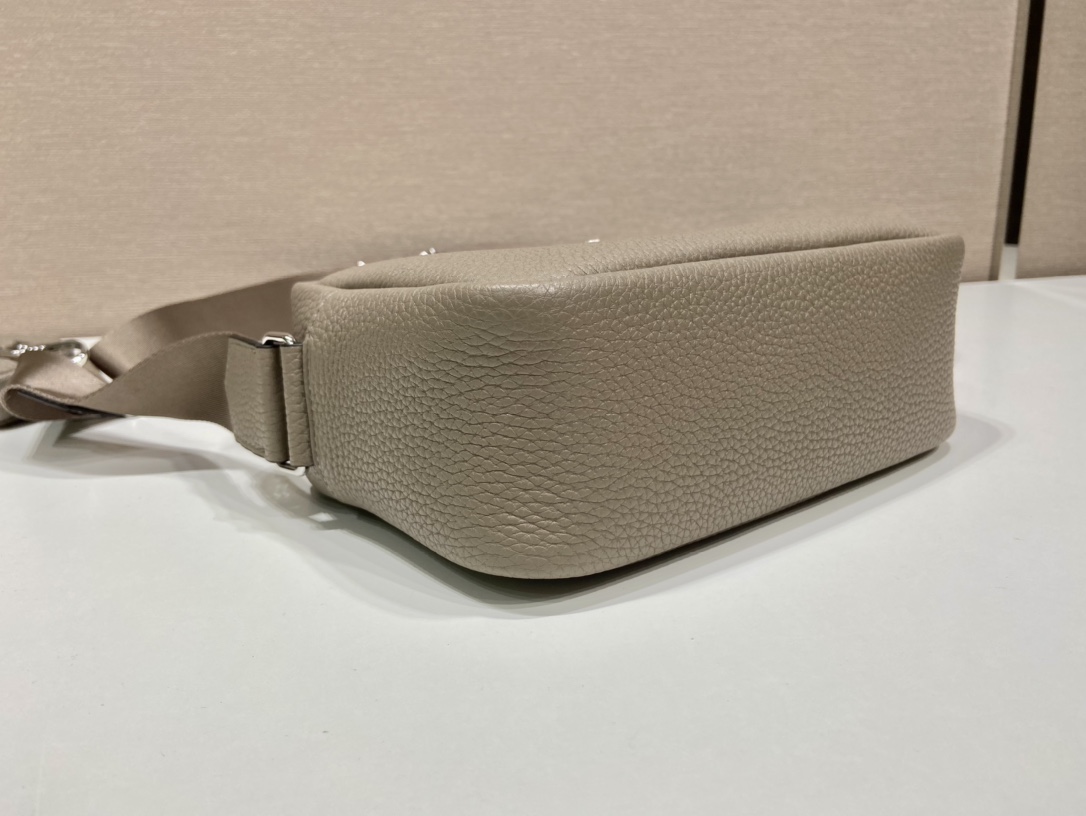 Pra*a leather shoulder bag