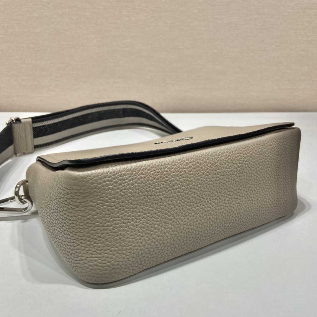 Pra*a leather shoulder bag