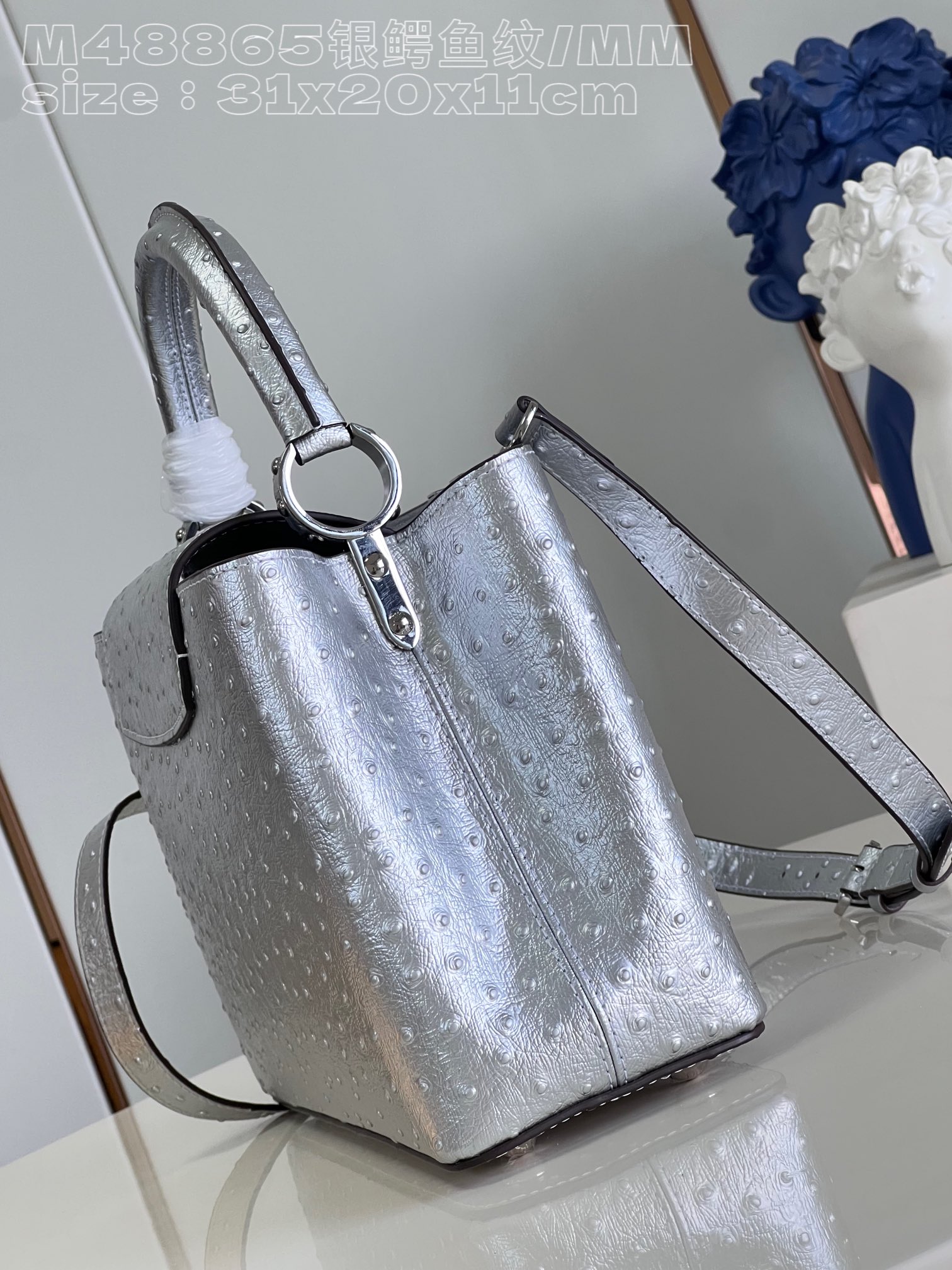 l**is V*t*n capucines mm medium  handbag