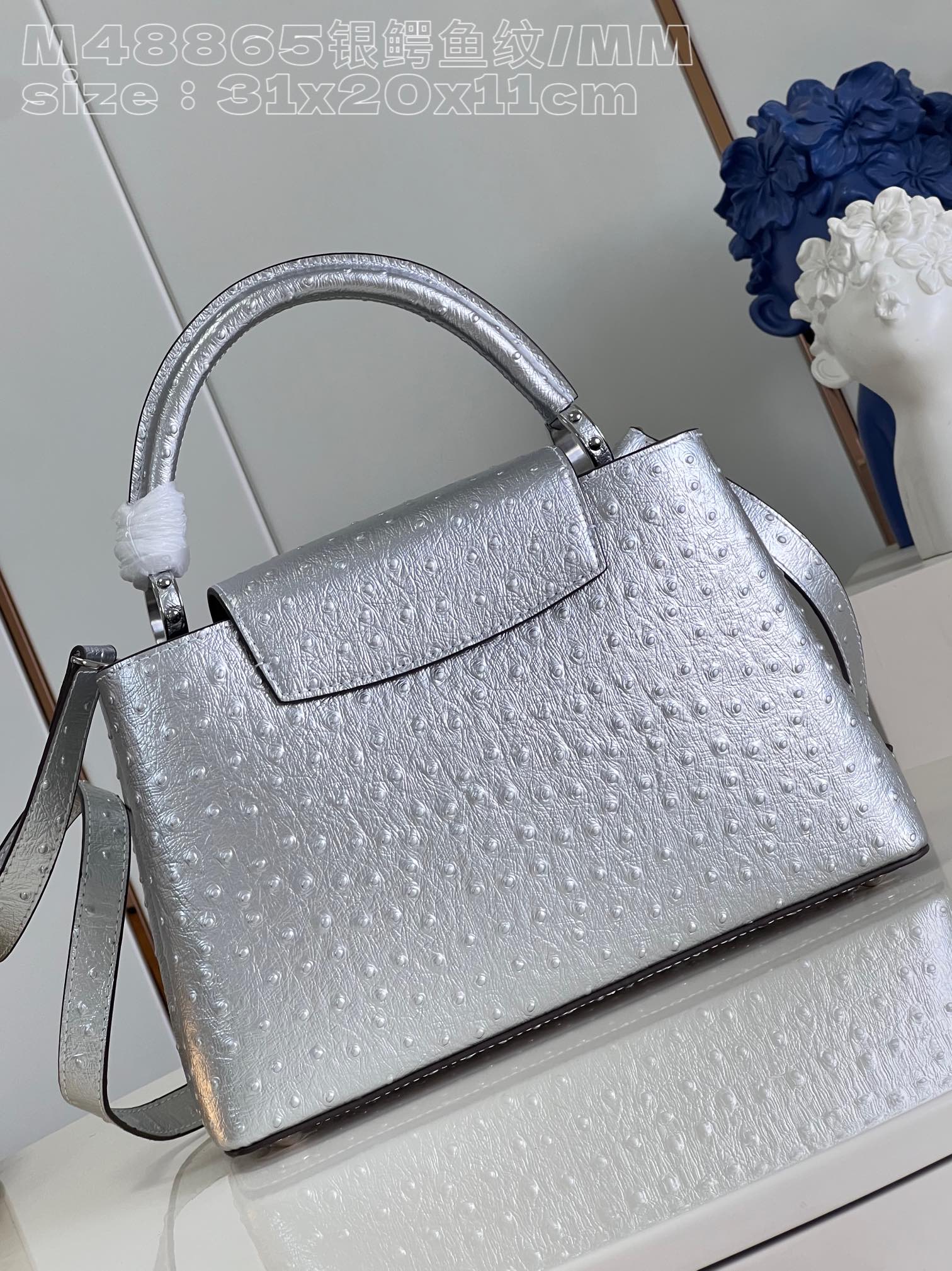 l**is V*t*n capucines mm medium  handbag